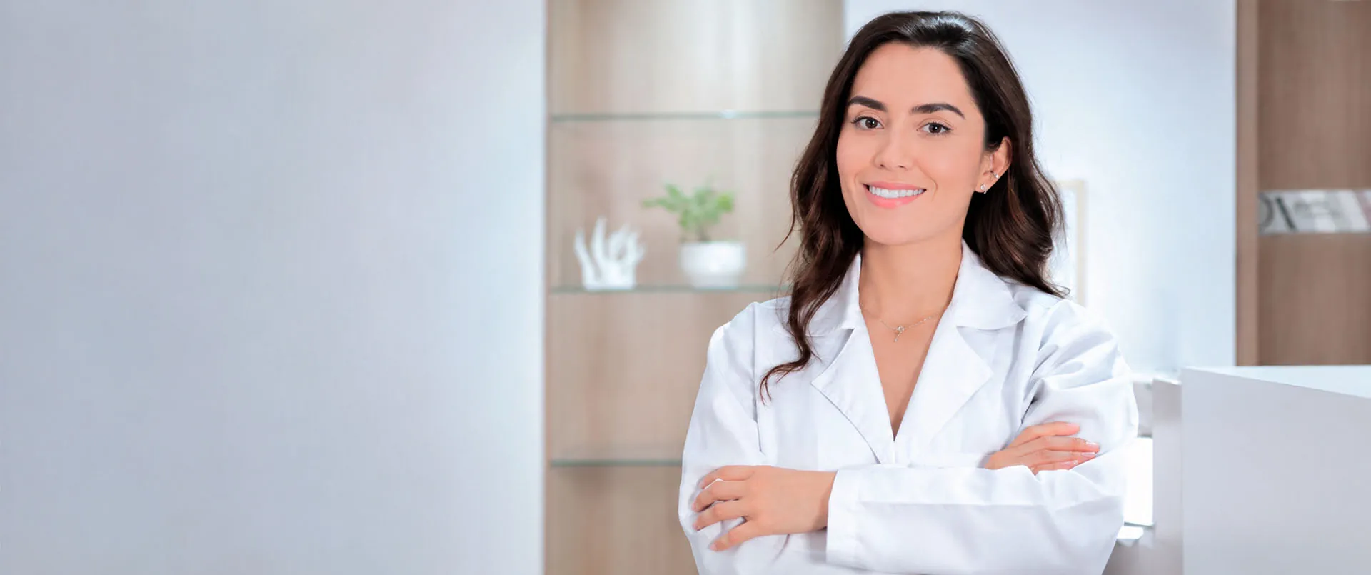 Dra. Dayana Arenas, dermatóloga en Bogotá, en su consultorio
